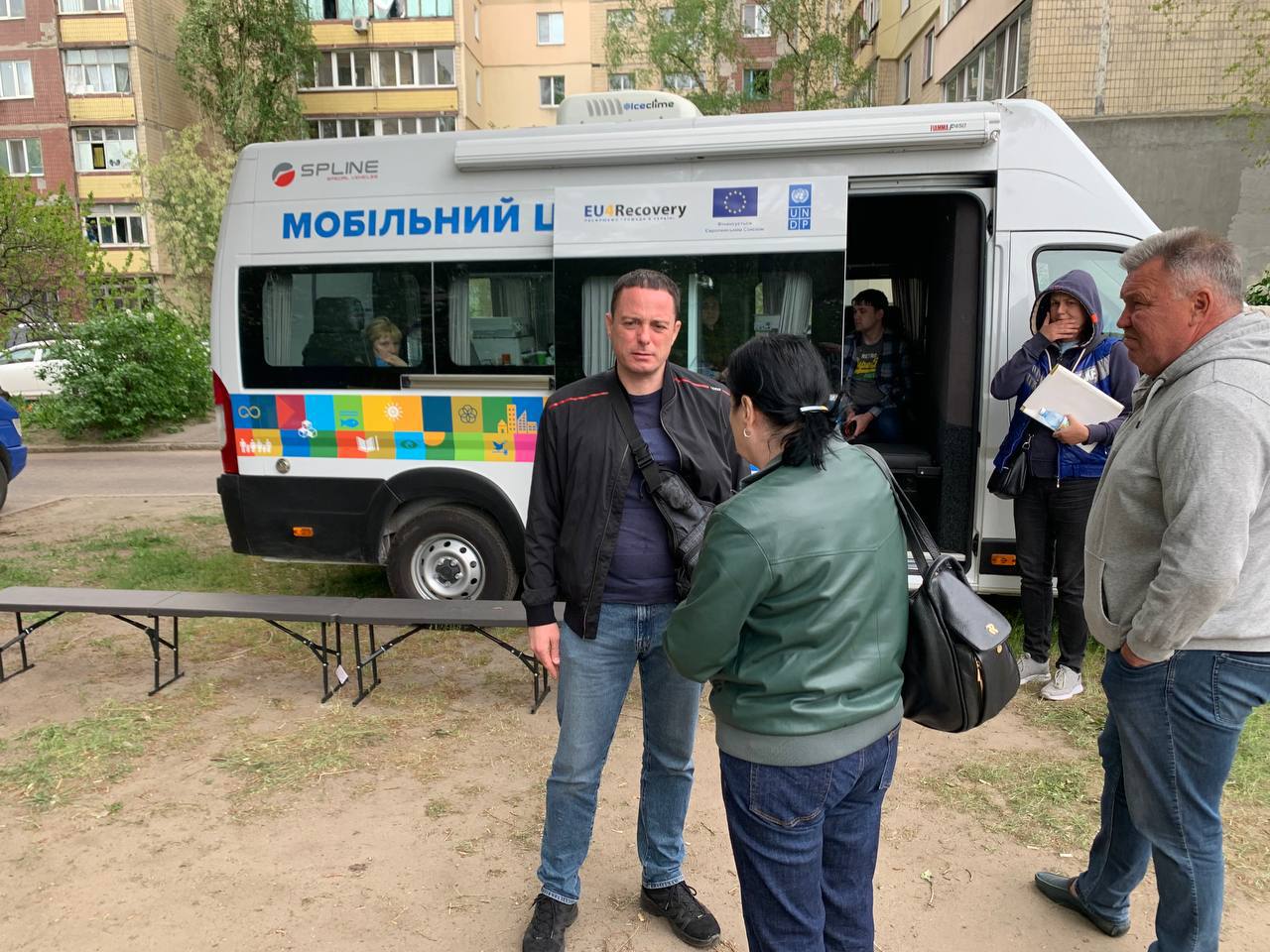 В Кам'янському тривають роботи з ліквідації наслідків влучання ворожого дрону - ФОТО