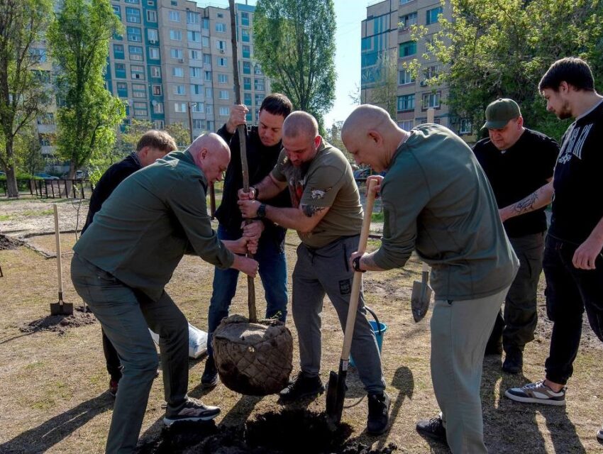 Понад півтори тисячі дерев висадили в Кам’янському до Всеукраїнського Дня довкілля