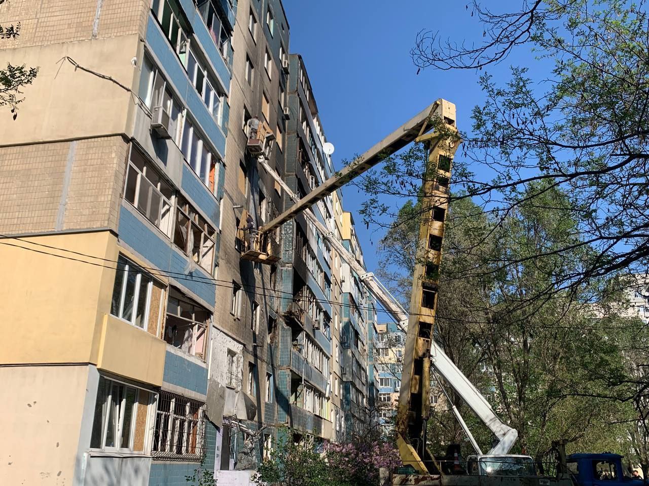 Троє постраждалих від ворожої атаки в Кам'янському – на амбулаторному лікуванні, одна – у важкому стані в лікарні - ФОТО