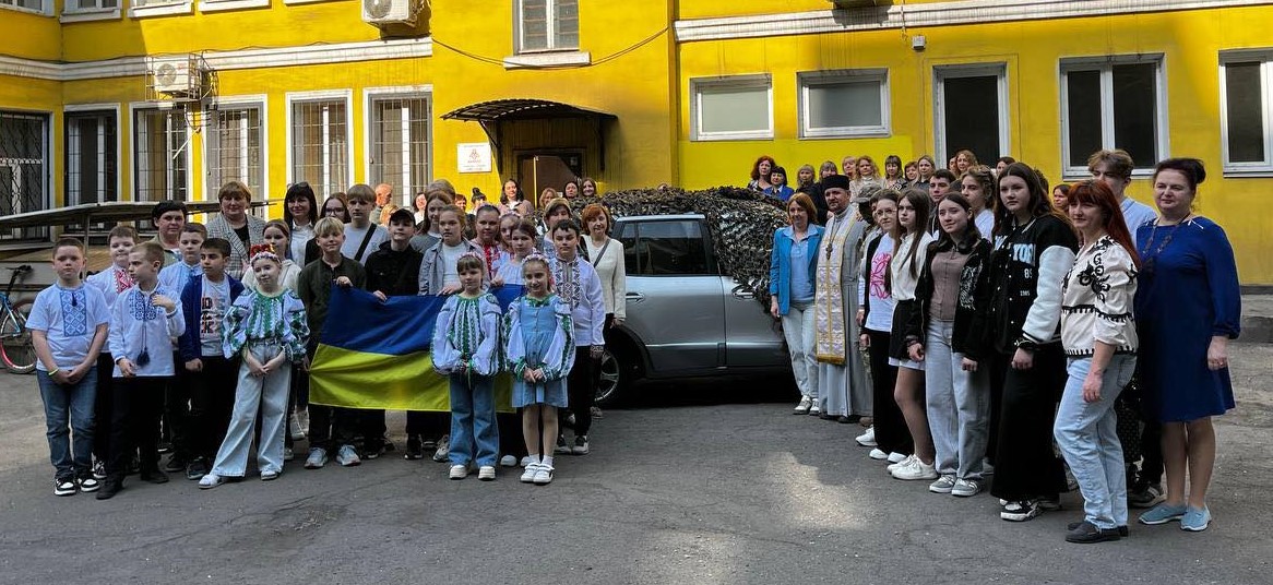 Учні, батьки та освітяни Кам'янського відправили нашим захисникам чергове авто - ФОТО