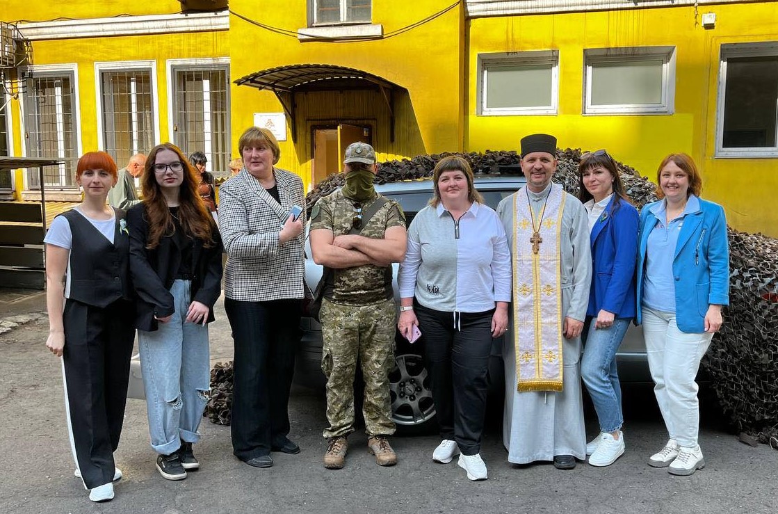 Учні, батьки та освітяни Кам'янського відправили нашим захисникам чергове авто - ФОТО