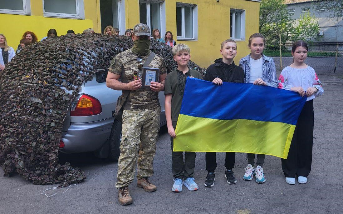 Учні, батьки та освітяни Кам'янського відправили нашим захисникам чергове авто - ФОТО