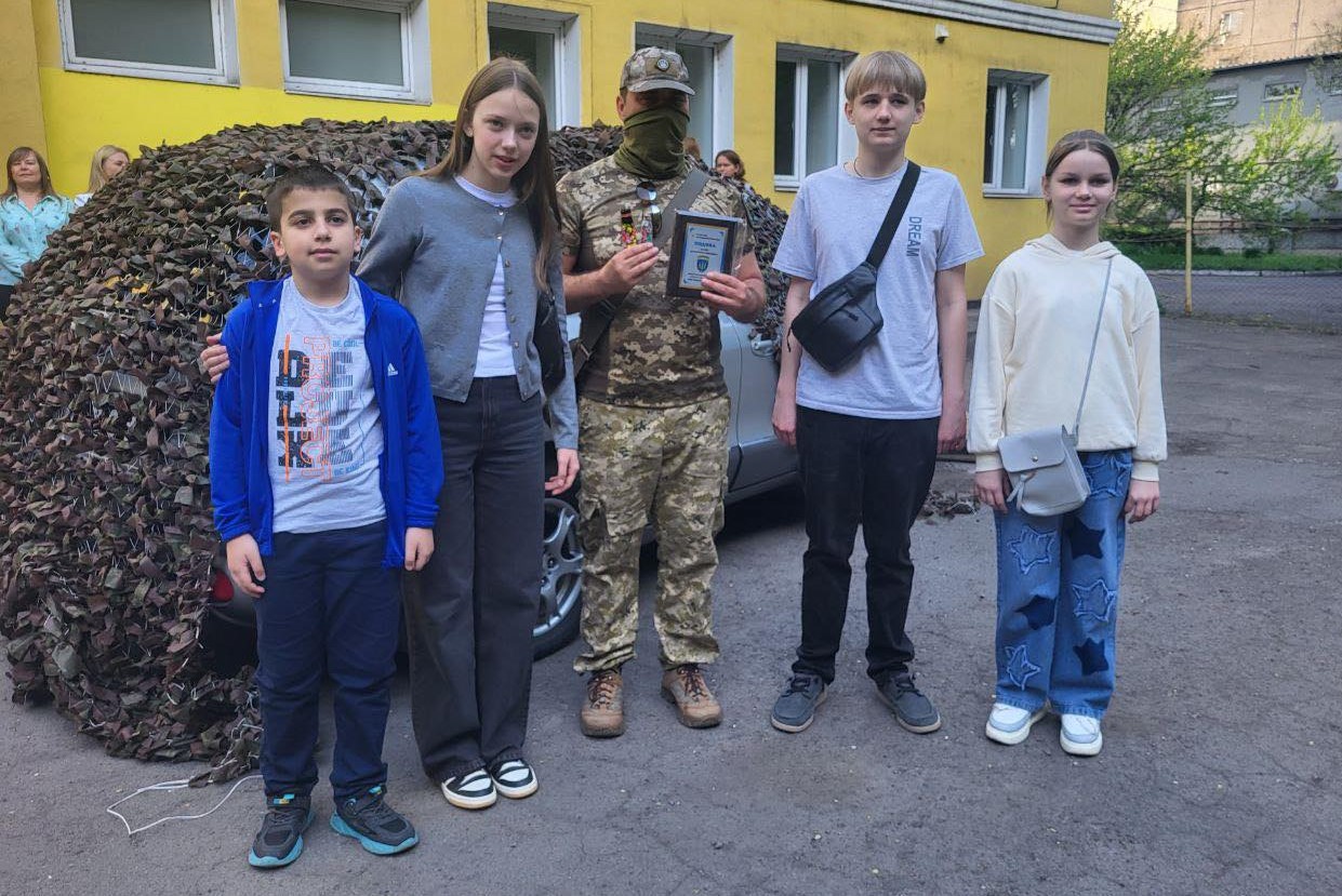 Учні, батьки та освітяни Кам'янського відправили нашим захисникам чергове авто - ФОТО