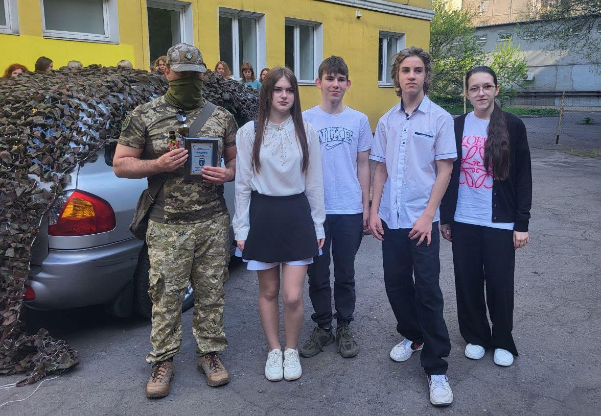 Учні, батьки та освітяни Кам'янського відправили нашим захисникам чергове авто - ФОТО