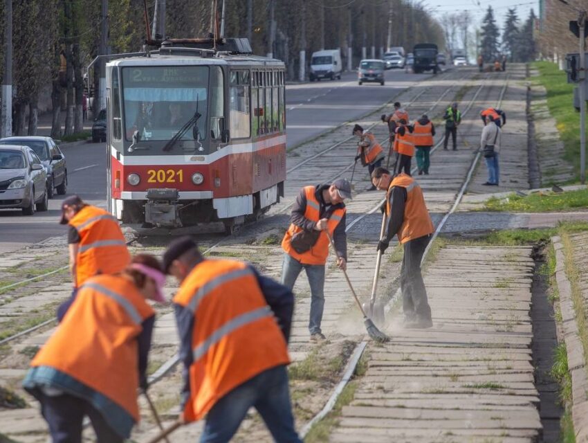 В Кам’янському тривають роботи з прибирання міста напередодні Великодних свят