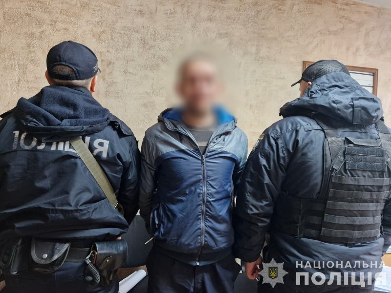 В Кам’янському злочинець напав на жінку та забрав в неї мобільний телефон