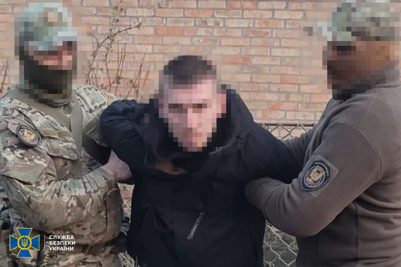 На Дніпропетровщині затримали злочинців, які на замовлення рф планували підпал авто ВСУ та будівлю ТЦК - ФОТО