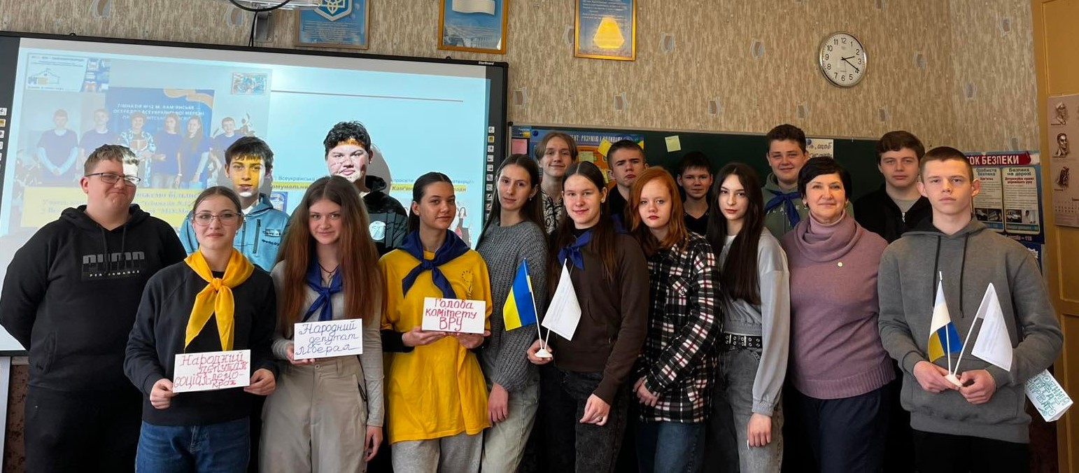 Побути нардепами та розробити законопроєкт: в  Кам'янському гімназисти стали законотворцями під час імітаційної гри - ФОТО