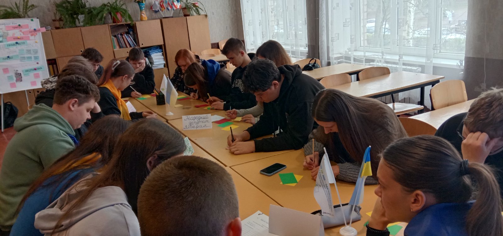 Побути нардепами та розробити законопроєкт: в Кам'янському гімназисти стали законотворцями під час імітаційної гри - ФОТО