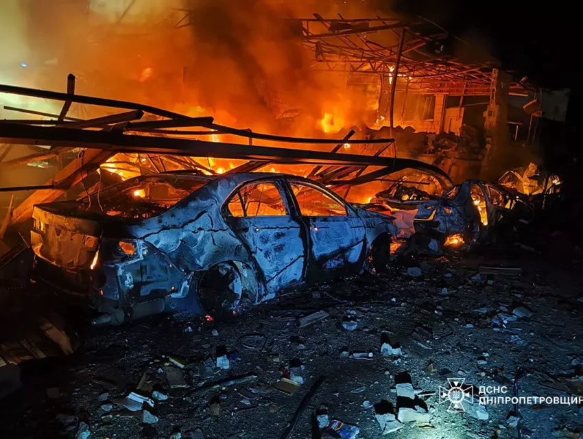 В Кам’янському через атаку ворожих БпЛА постраждали дві людини, тривають роботи з ліквідації наслідків влучань