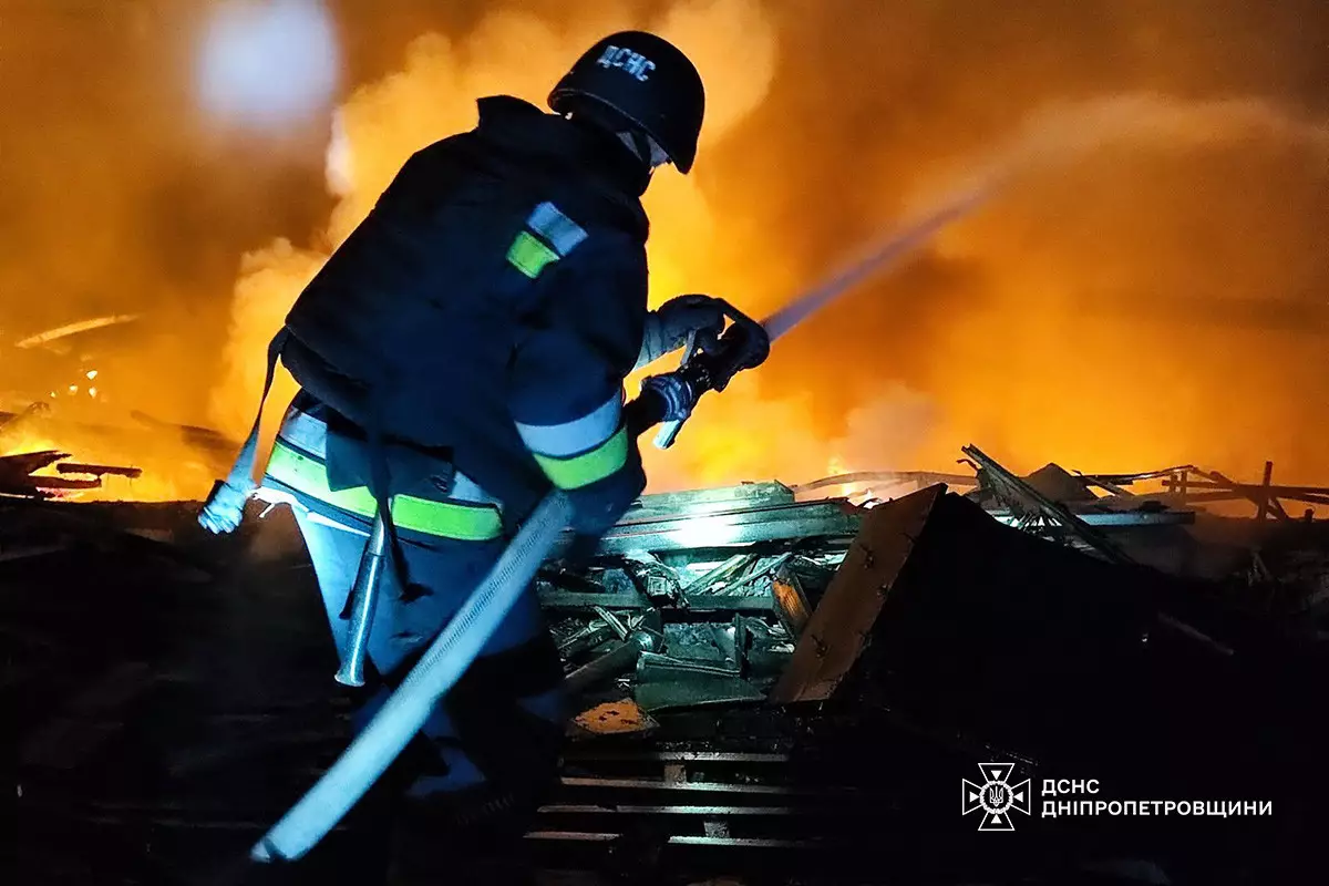 В Кам'янському через атаку ворожих БпЛА постраждали дві людини, тривають роботи з ліквідації наслідків влучань - ФОТО