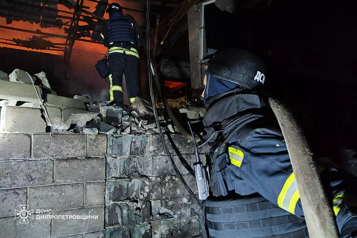 В Кам'янському через атаку ворожих БпЛА постраждали дві людини, тривають роботи з ліквідації наслідків влучань - ФОТО