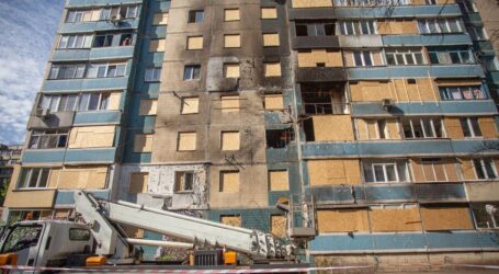 В Кам’янському тривають роботи в дев’ятиповерхівці, в яку влучив ворожий безпілотник