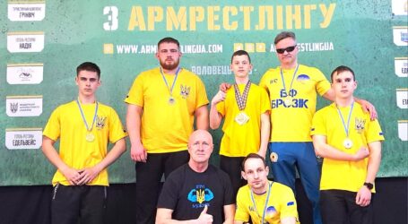Армрестлери з Кам`янського в чемпіонаті України вибороли майже півтора десятка нагород