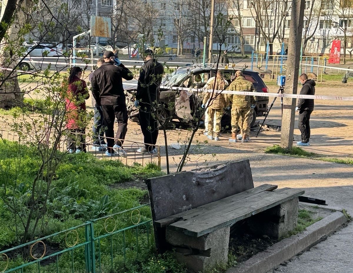 На Дніпропетровщині вибухнуло авто: поранені очільник Лівобережної міськадміністрації Дніпра та його дружина - ФОТО