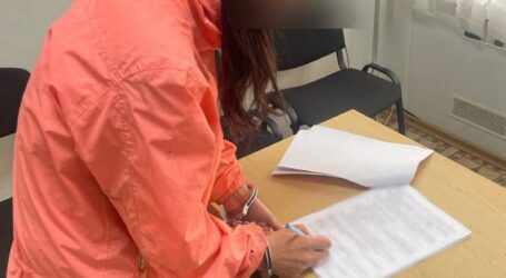 На Дніпропетровщині затримали мешканку Кам’янського, яка руйнувала надгробні плити та ламала хрести на могилах