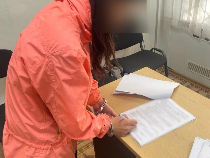 На Дніпропетровщині затримали мешканку Кам’янського, яка руйнувала надгробні плити та ламала хрести на могилах