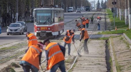 В Кам’янському тривають роботи з прибирання міста напередодні Великодних свят
