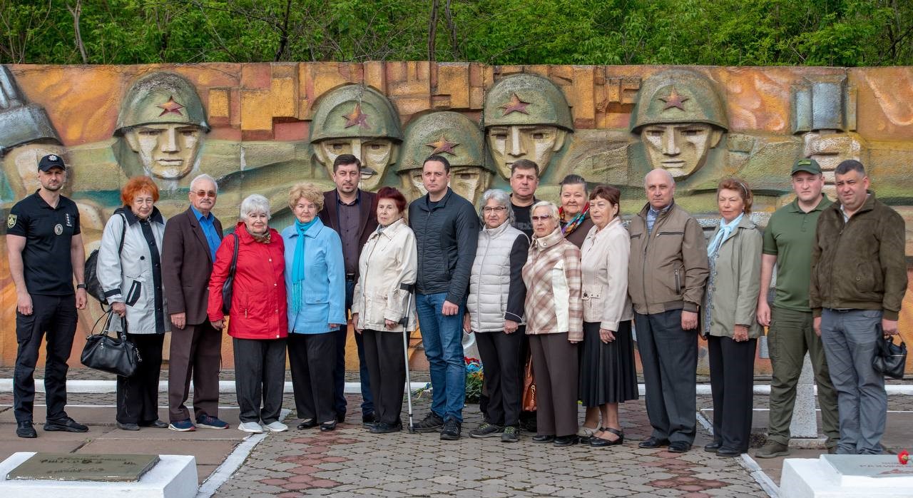 В Кам'янському у День пам’яті та перемоги над нацизмом вшанували пам'ять загиблих у Другій світовій - ФОТО