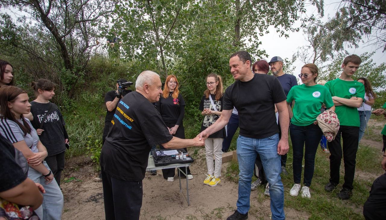Кам'янчани провели екологічну акцію з прибирання Воронячого острова - ФОТО