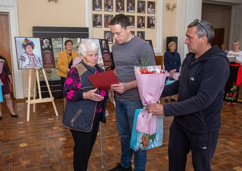 В Кам’янському відкрили нову частину фотовиставки, присвяченої матерям загиблих на війні захисників України