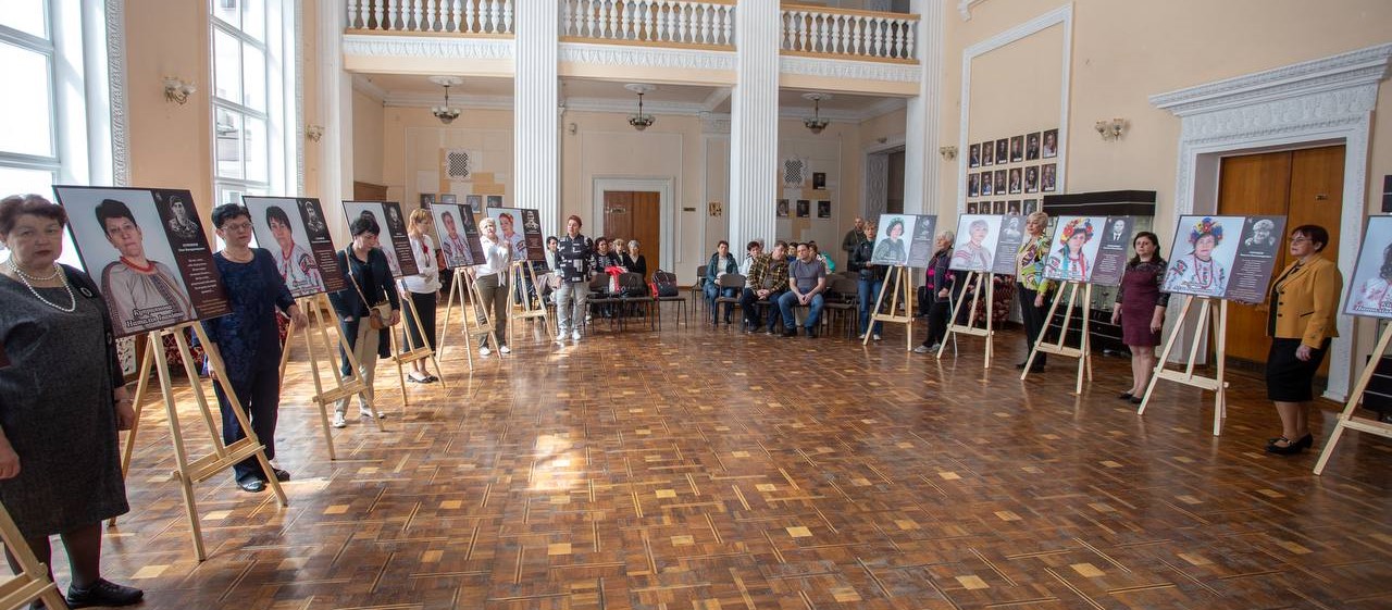 В Кам'янському відкрили нову частину фотовиставки, присвяченої матерям загиблих на війні захисників України - ФОТО