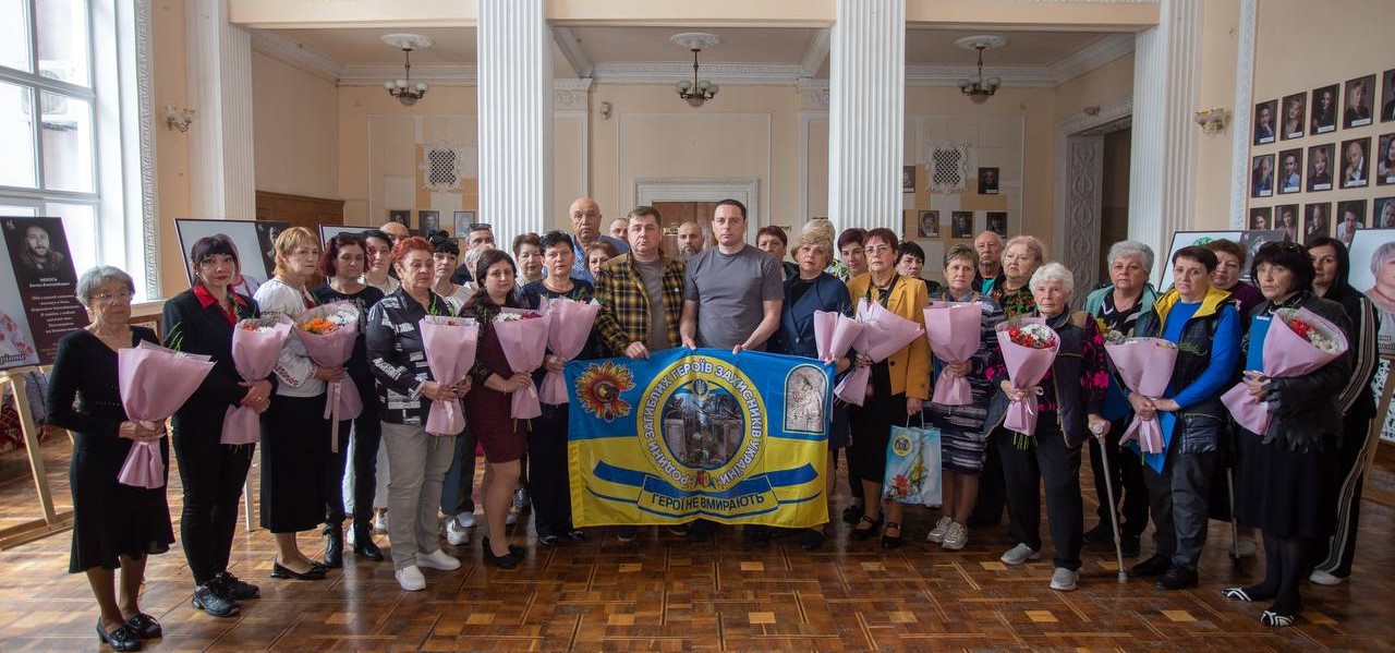 В Кам'янському відкрили нову частину фотовиставки, присвяченої матерям загиблих на війні захисників України - ФОТО