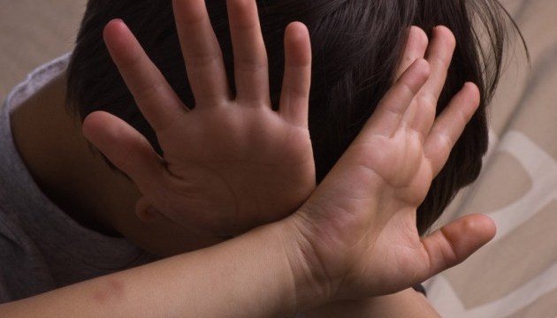 Мешканку Кам’янського, яка вчиняла сексуальне насилля щодо власного 8-річного сина, засудили на 15 років