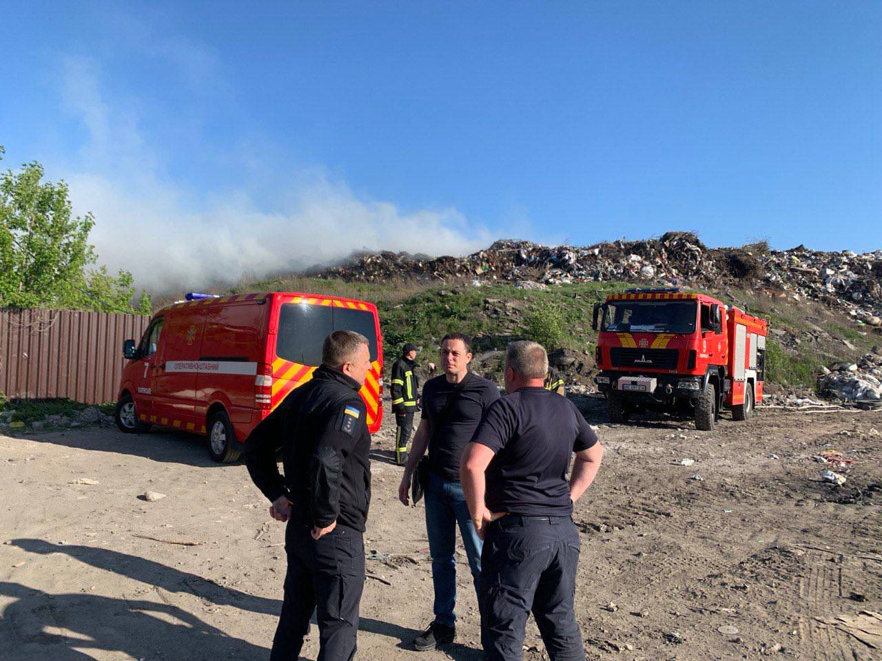В Кам'янському фахівці перевірили стан атмосферного повітря після пожежі на міському сміттєзвалищі - ФОТО