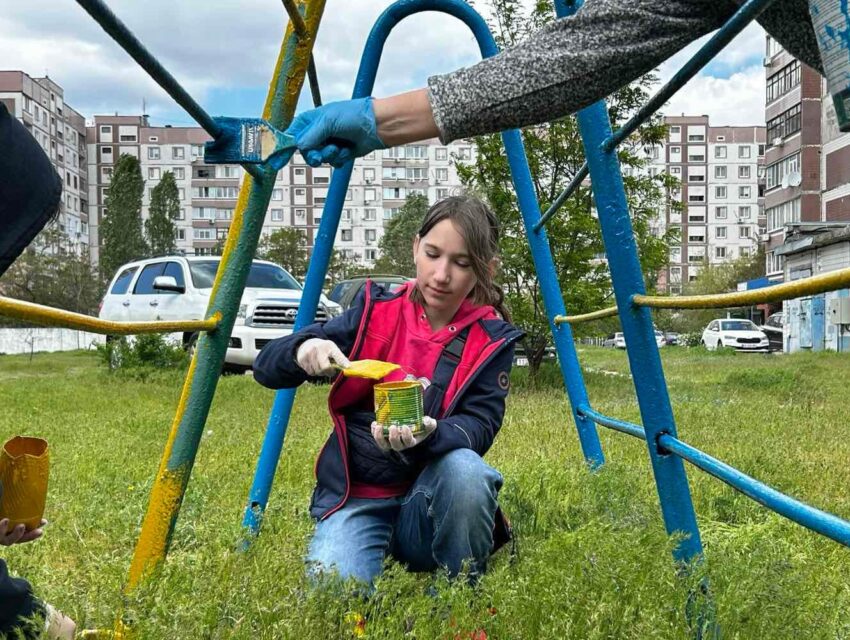 В Кам’янському понад місяць тривали толоки: активні мешканці наводили лад на прибудинкових територіях