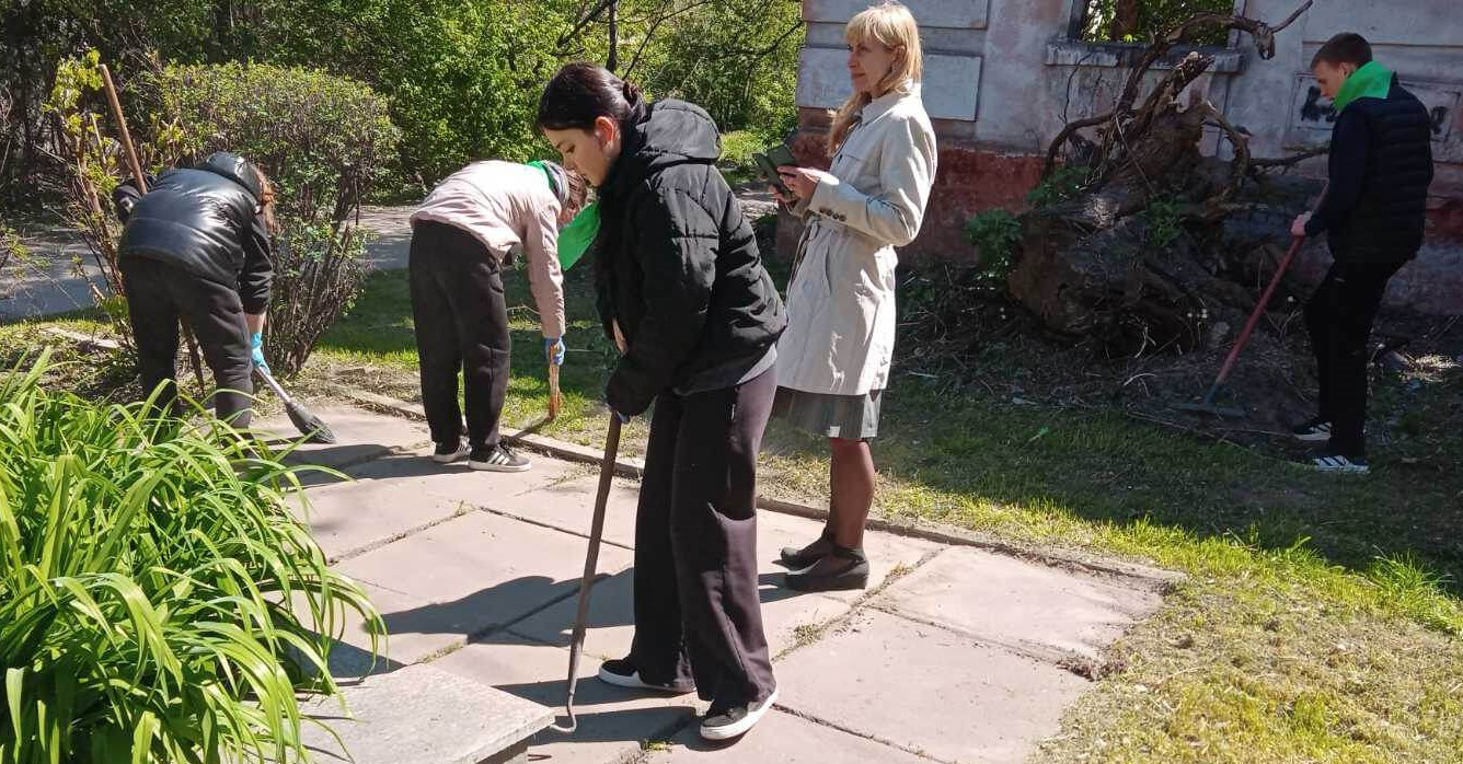 В Кам'янському понад місяць тривали толоки: активні мешканці наводили лад на прибудинкових територіях - ФОТО
