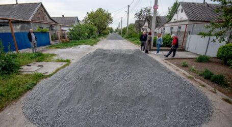У приватному секторі 6-ї сотні в Кам’янському ремонтують дорожнє покриття