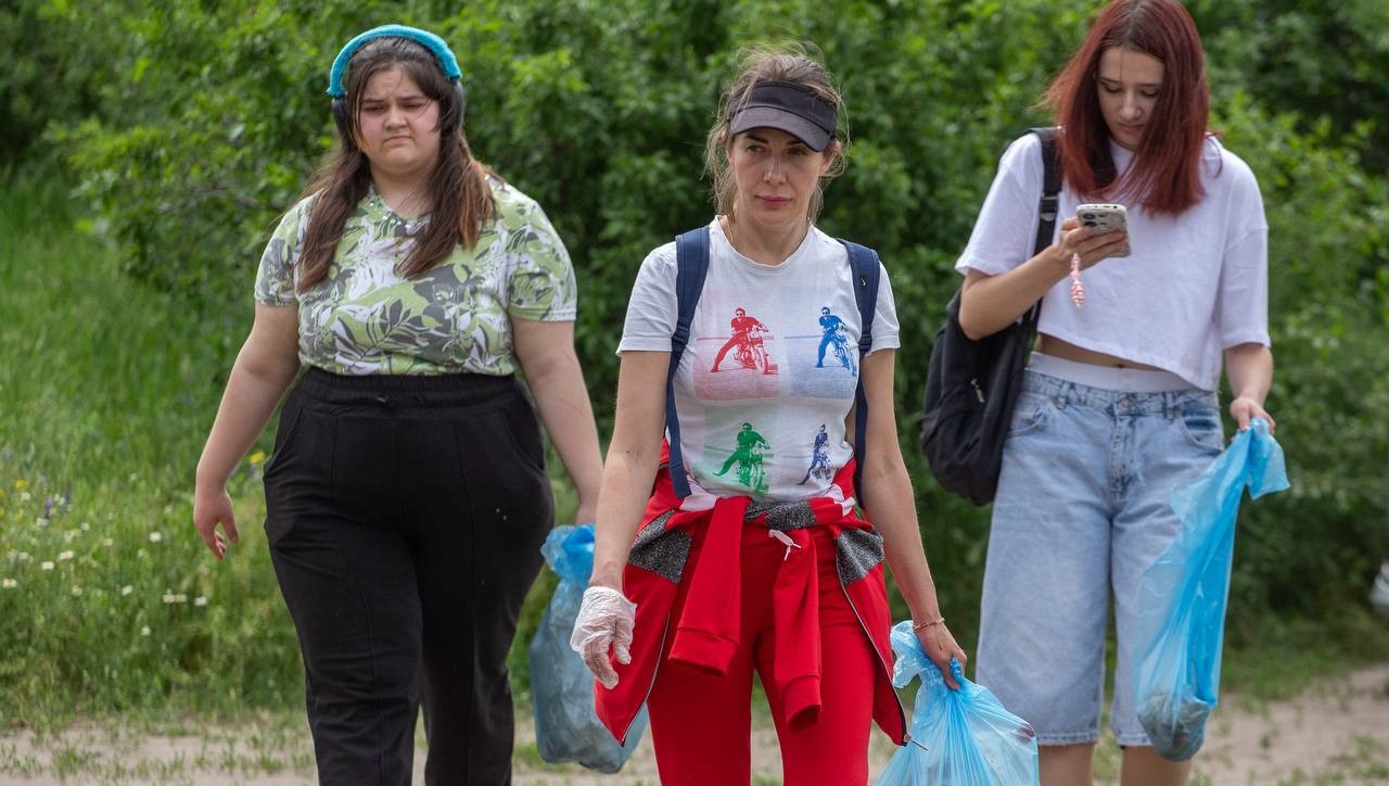 Кам'янчани провели екологічну акцію з прибирання Воронячого острова - ФОТО