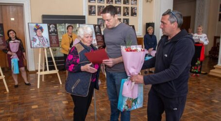 В Кам’янському відкрили нову частину фотовиставки, присвяченої матерям загиблих на війні захисників України