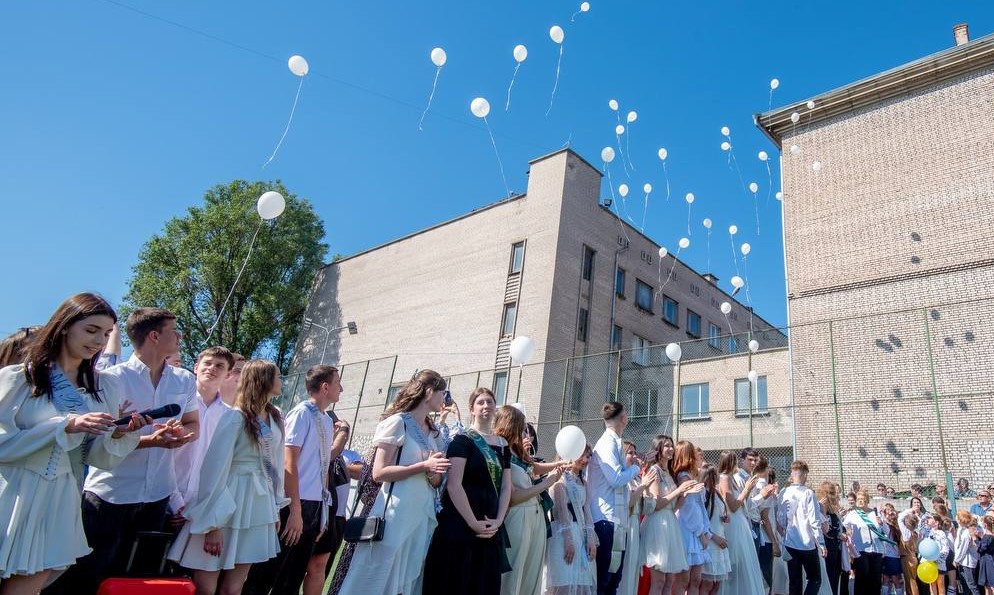 В Кам'янському останній дзвоник пролунав для майже півтори тисячі випускників 11 класів - ФОТО