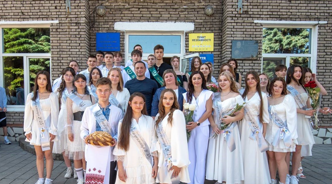 В Кам'янському останній дзвоник пролунав для майже півтори тисячі випускників 11 класів - ФОТО