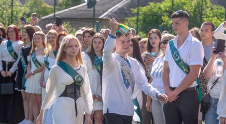 В Кам’янському останній дзвоник пролунав для майже півтори тисячі випускників 11 класів
