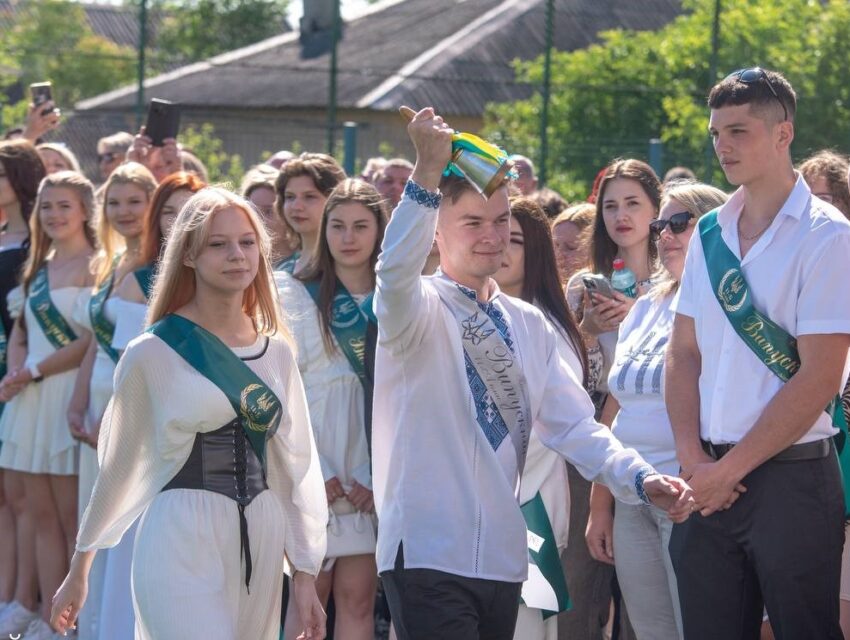 В Кам’янському останній дзвоник пролунав для майже півтори тисячі випускників 11 класів