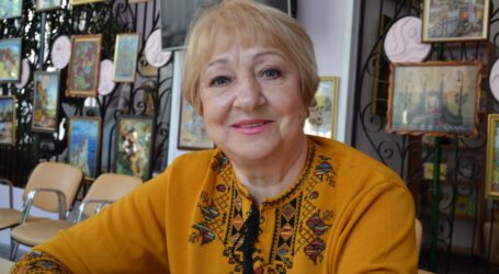Надія Пирогова: «Я мріяла, що коли піду на пенсію, то обкладуся відповідною літературою і буду вишивати весь вільний час. Але, цим планам завадили росіяни й з першого дня повномасштабної війни я волонтерю»