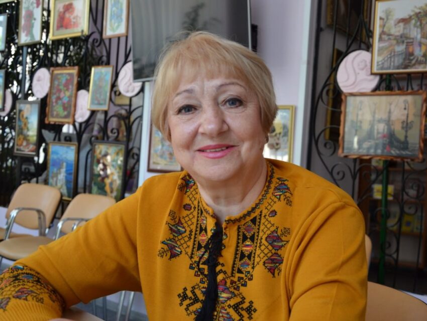 Надія Пирогова: «Я мріяла, що коли піду на пенсію, то обкладуся відповідною літературою і буду вишивати весь вільний час. Але, цим планам завадили росіяни й з першого дня повномасштабної війни я волонтерю»