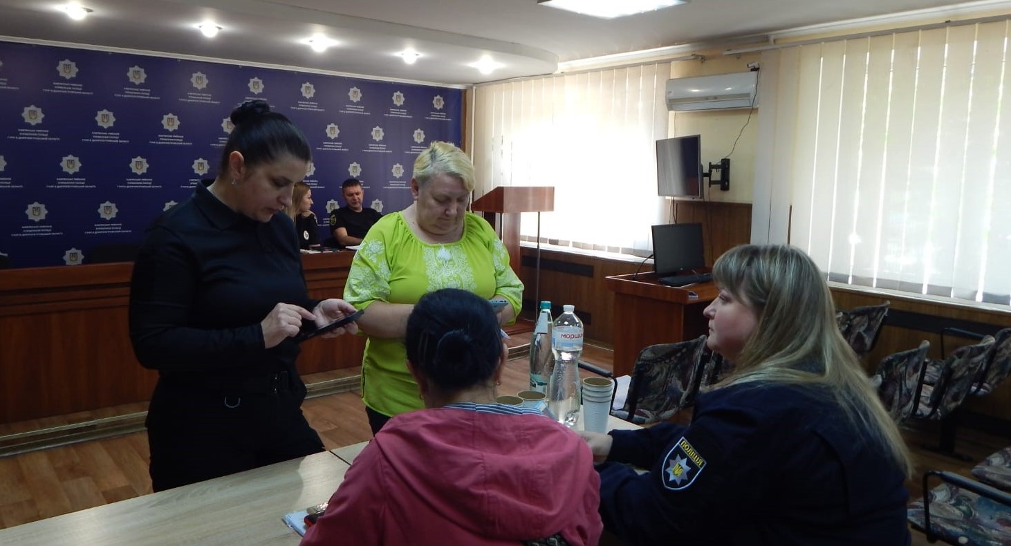 В Кам'янському представники МВС поспілкувались з родинами зниклих безвісти родичів - ФОТО