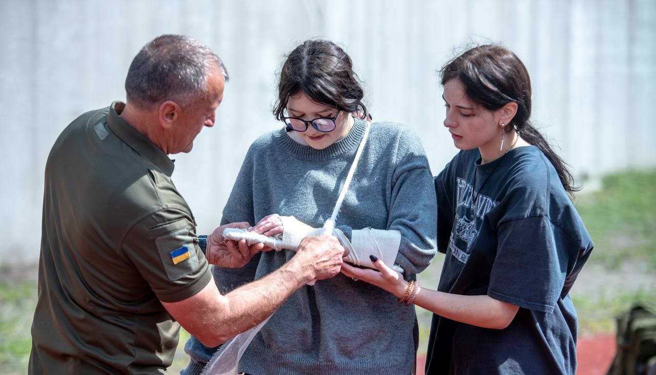 Тактична медицина, стрілецька підготовка, дії в екстремальних умовах: в Кам'янському уроки «Захист України» проходять в новому форматі - ФОТО