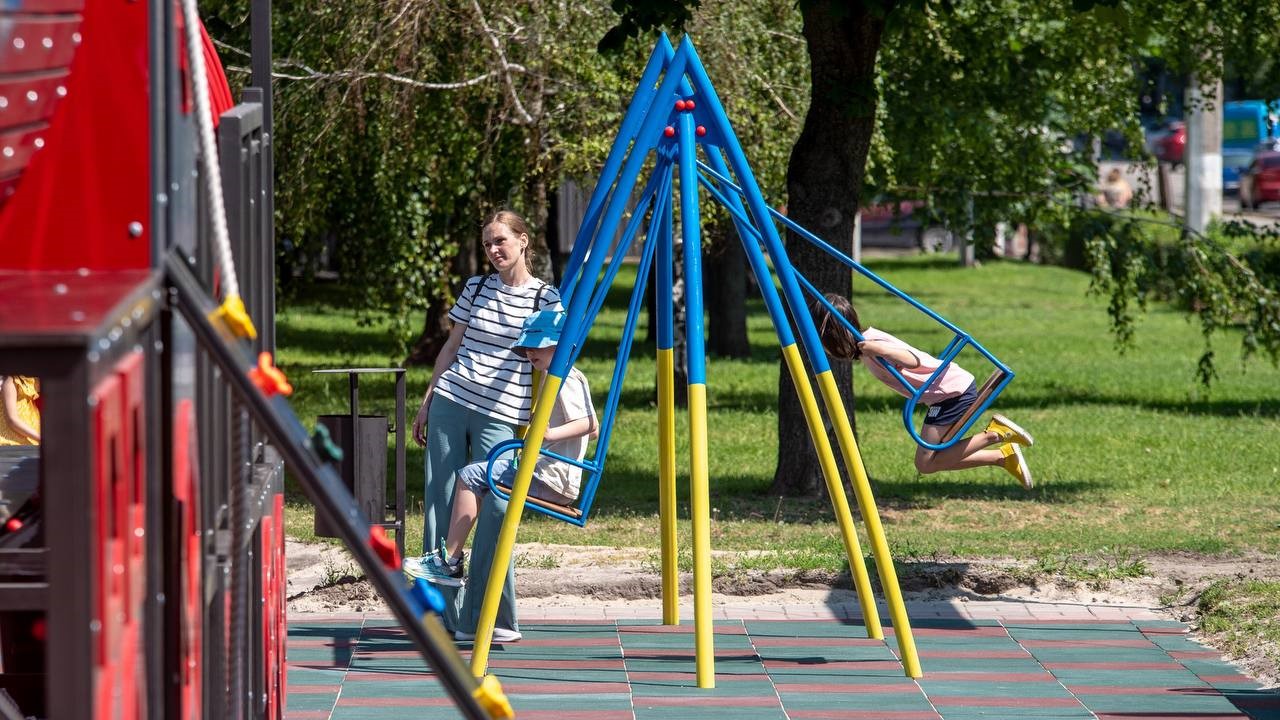 Оновлений дитячий майданчик відкрили на центральному проспекті Кам'янського - ФОТО