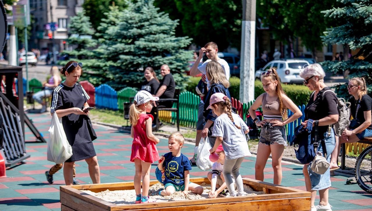 Оновлений дитячий майданчик відкрили на центральному проспекті Кам'янського - ФОТО