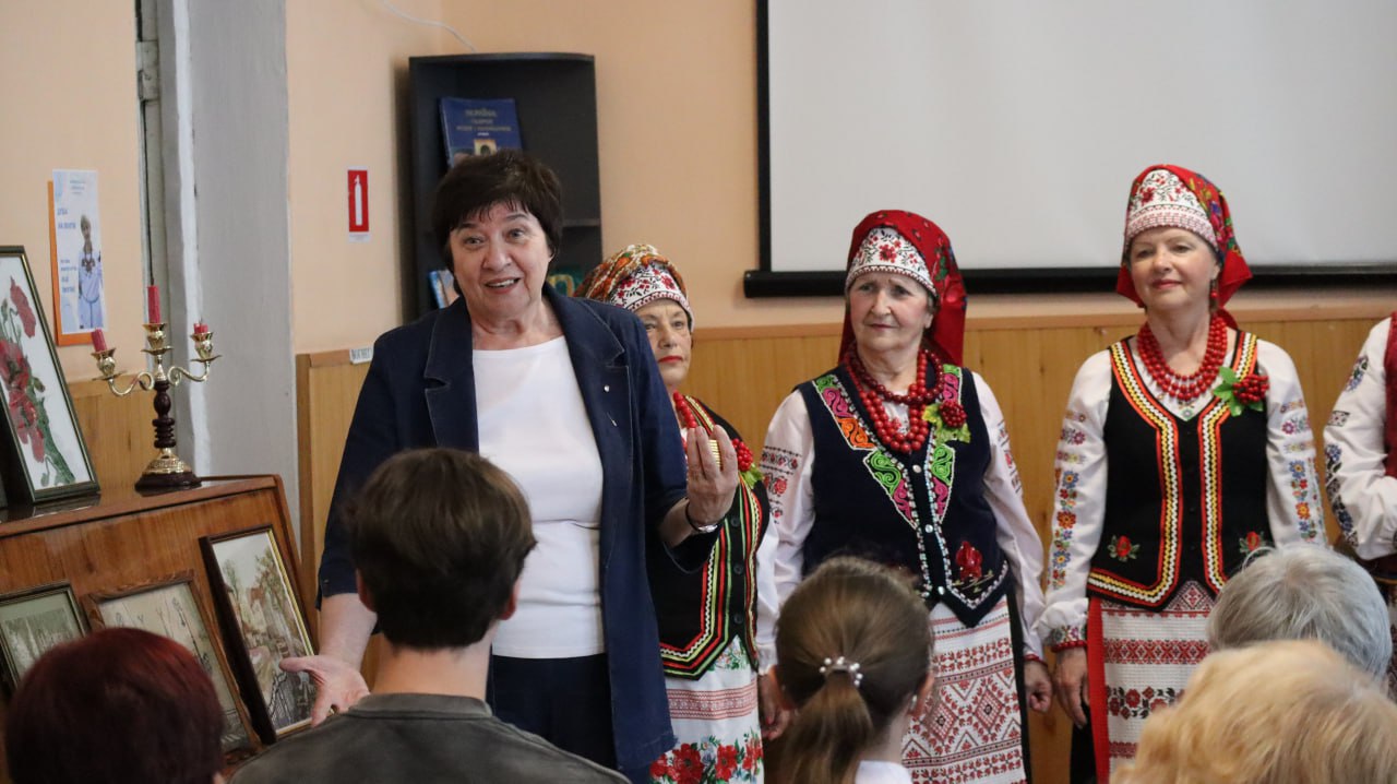 У бібліотеці Кам’янського відбувся «сімейний» концерт гурту «Калина» - ФОТО