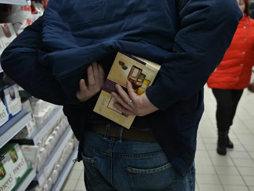 У Дніпрі батько з 18-річним сином займались крадіжками з супермаркету, а син ще й фігурує у справі про смерть дитини через ДТП