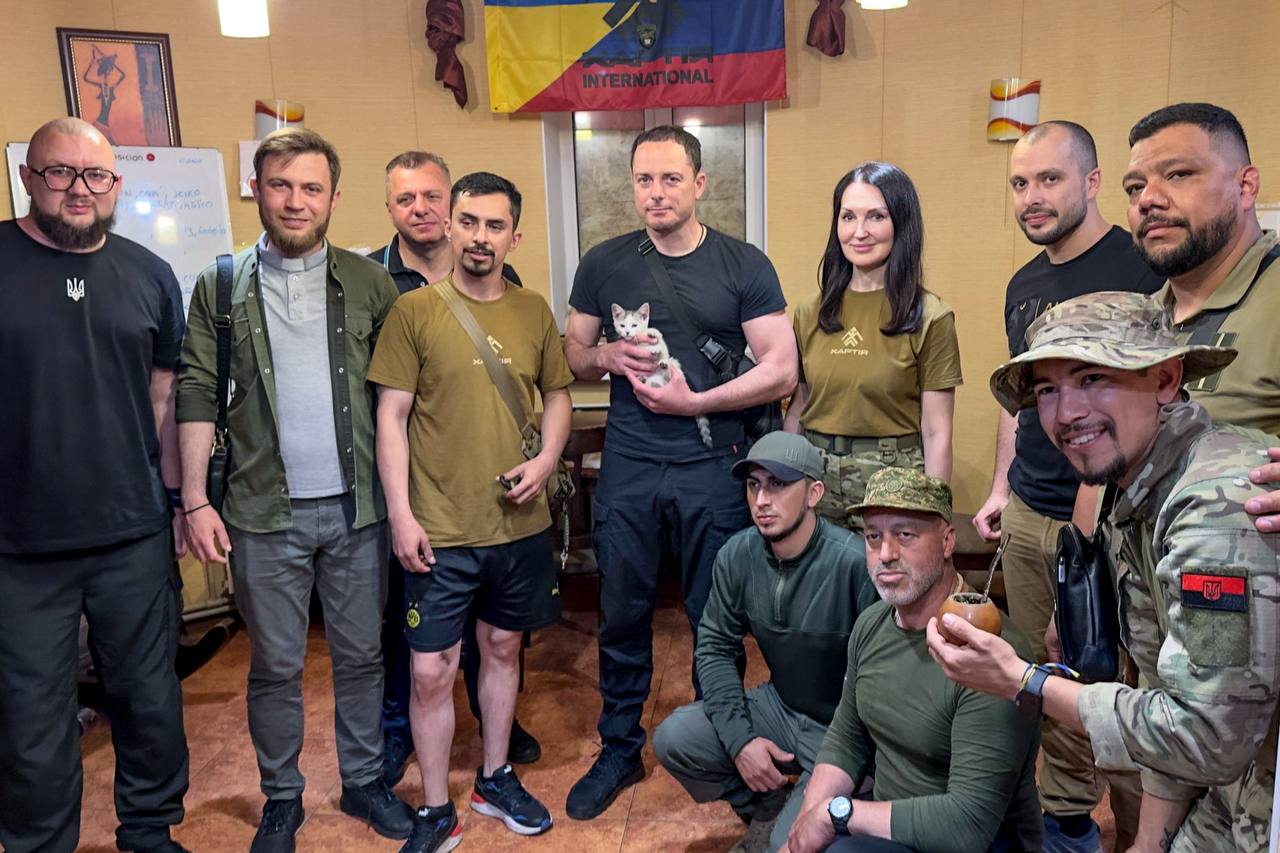 Міський голова Кам’янського особисто передав допомогу нашим захисникам - ФОТО