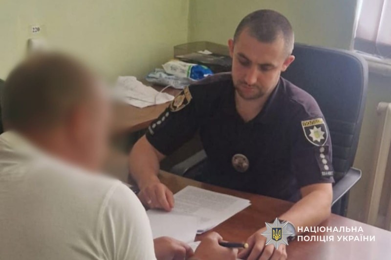 На Лівобережжі Кам’янського чоловік вдарив знайомого ножем в живіт