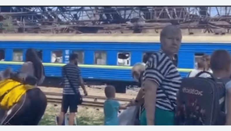 Обстріл Дніпра зірвав графік руху “Укрзалізниці”: які поїзди затримаються