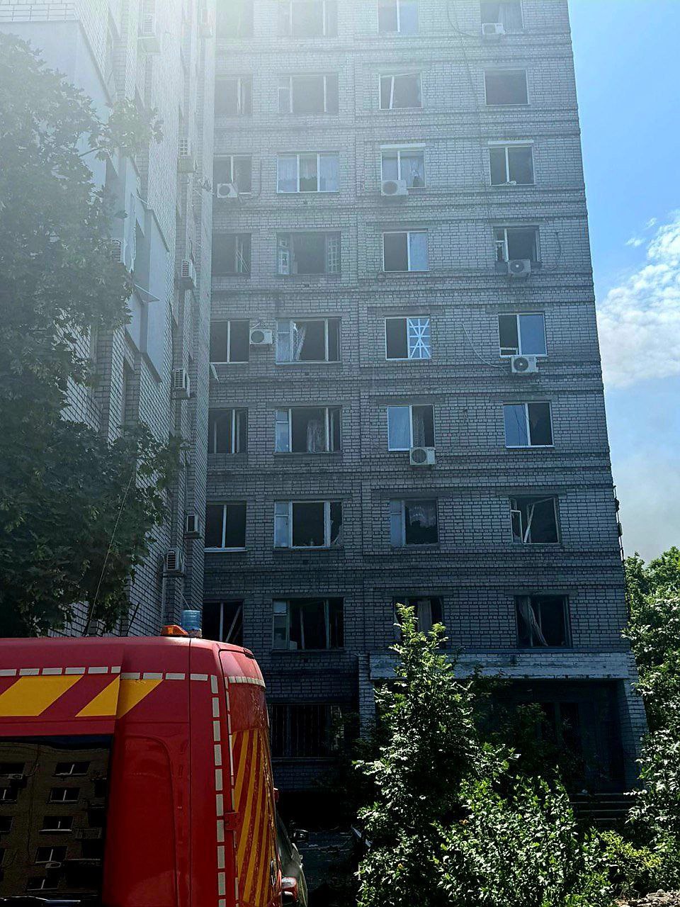 Через ранішню ворожу атаку на Дніпропетровщині є загиблі та десятки постраждалих - ФОТО